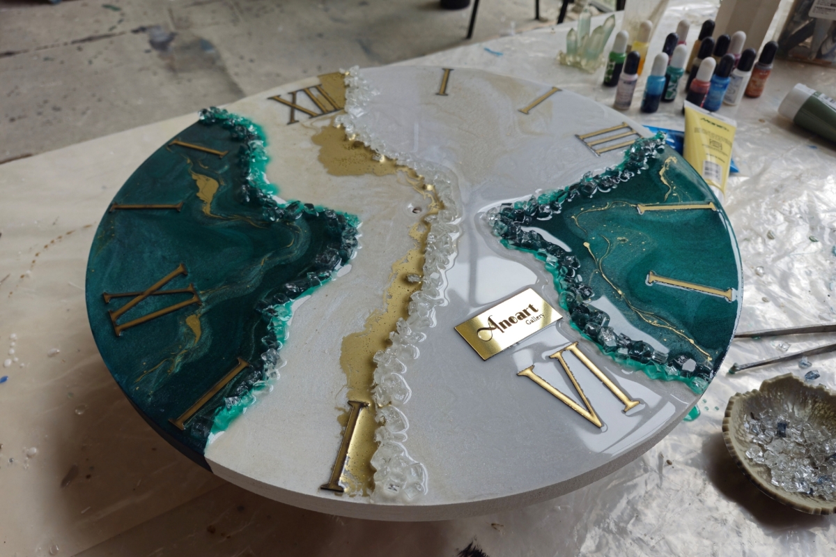 Picture of Epoxy Art: clock crafting masterclass for two